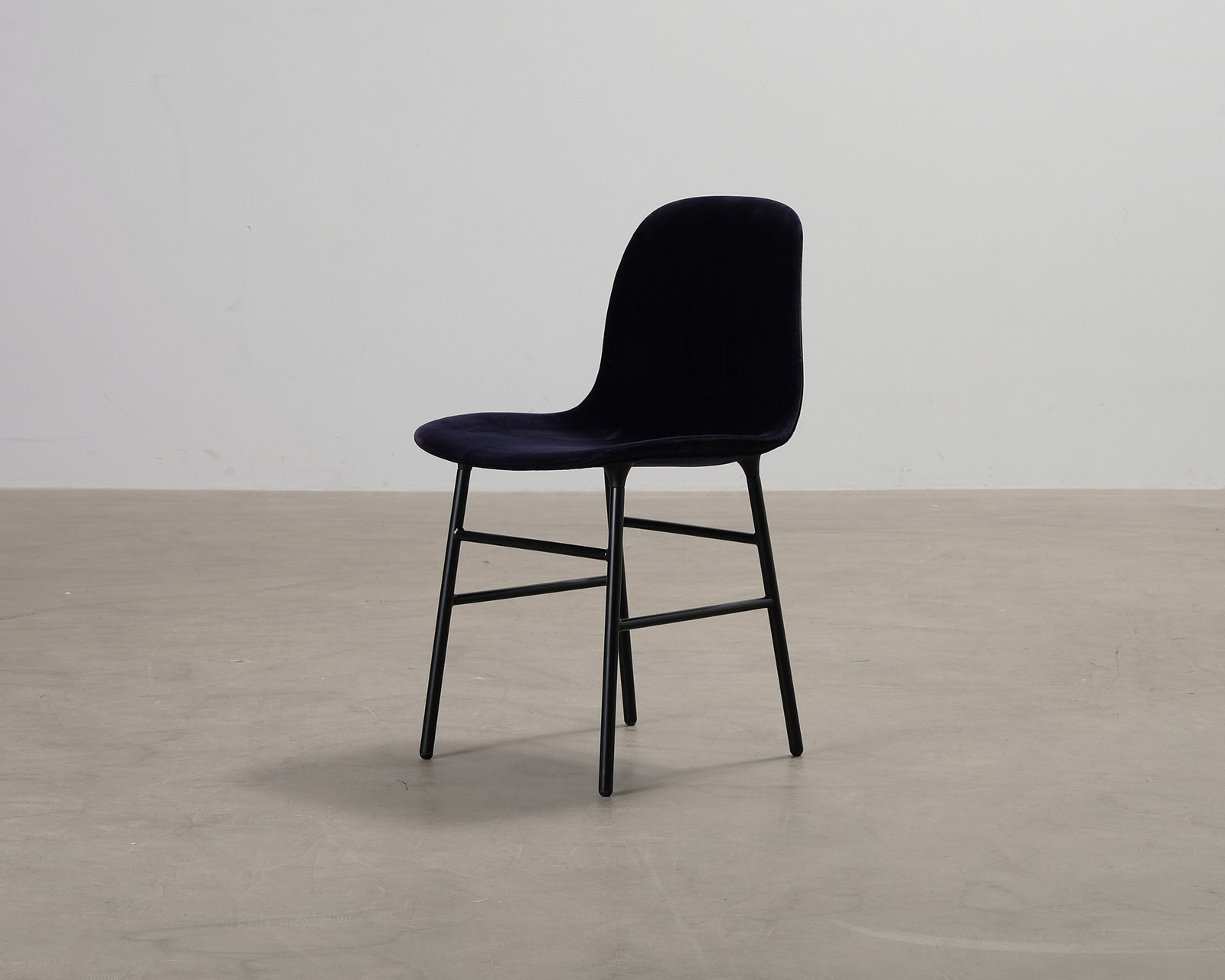Normann Copenhagen Form tuoli tummansininen sametti