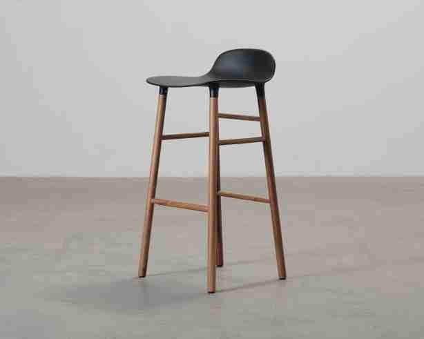 Normann Copenhagen Form baarituoli musta / pähkinä