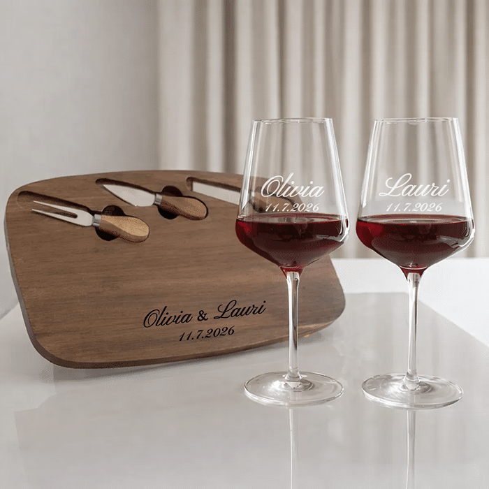 Viinilasit ja juustolauta kaiverruksilla -lahjasetti