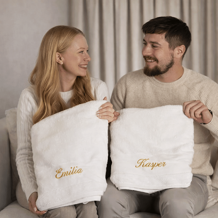 Nimikoitu pyyhesetti kahdelle Beige - Teksti: valkoinen