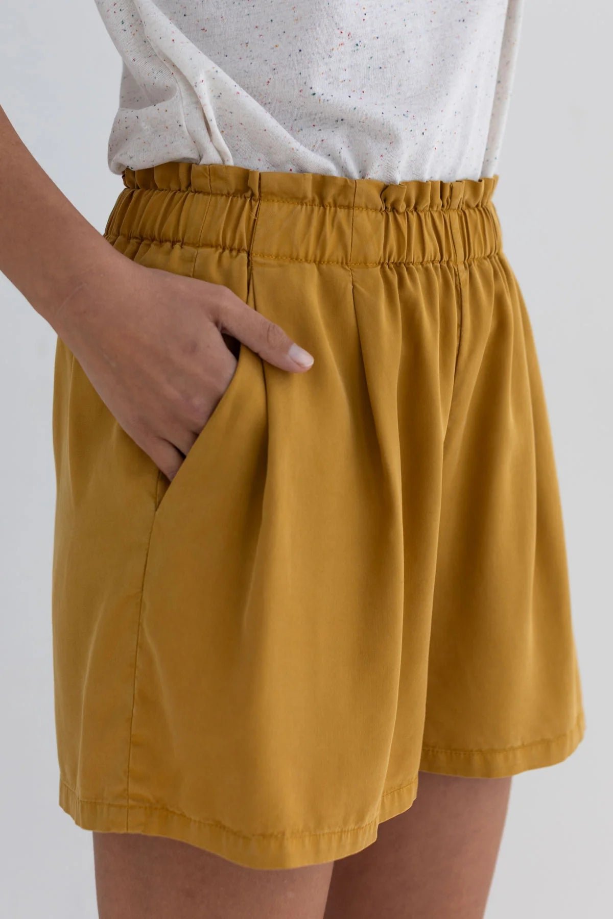 Calobra Shorts Mustard