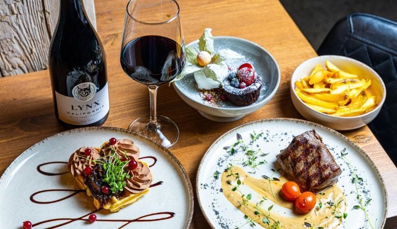 Kolmen ruokalajin menu tai burgerit kahdelle | jopa -25 % | Tallinna - Tuplanaudanliha-juustohampurilainen