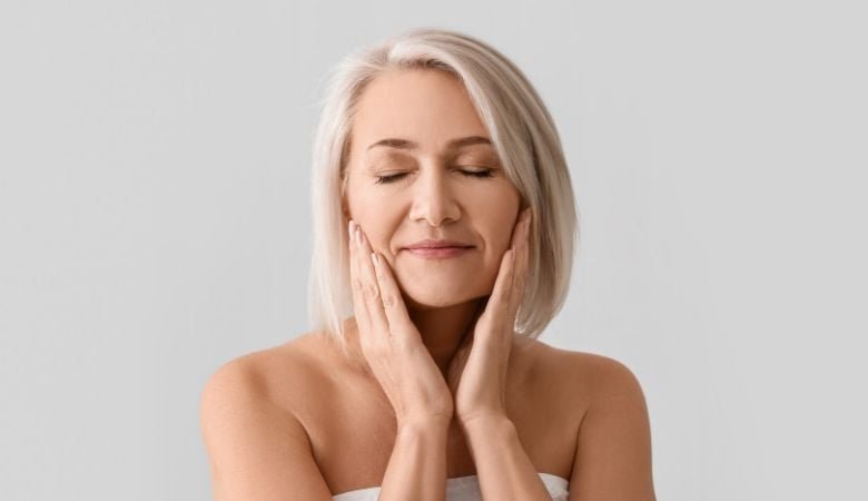 Lux anti-age hoito 24 karaatin kultanaamiolla 75 min | -46 % | Helsinki, Herttoniemi - 75 min lux anti-age hoito 24 karaatin kultanaamiolla
