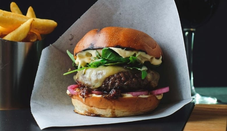 Burgers & Wine Tripla - burgerit ja parmesaaniranskalaiset 2:lle | -41 % | Helsinki, Pasila - Dry Aged burgerit ja parmesaaniranskalaiset kahdelle