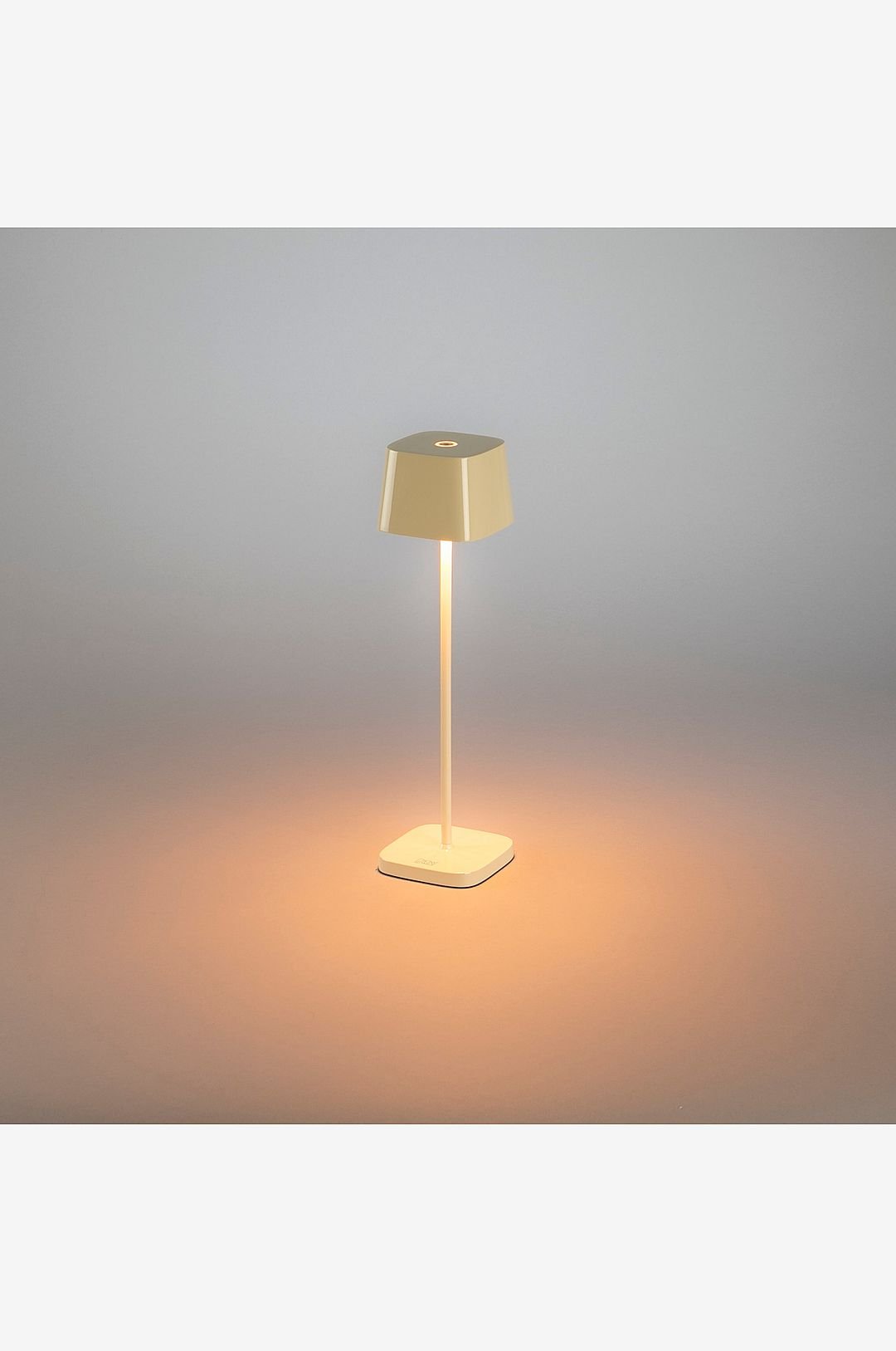 Konstsmide Capri-pöytävalaisin mini Usb ulkokäyttöön