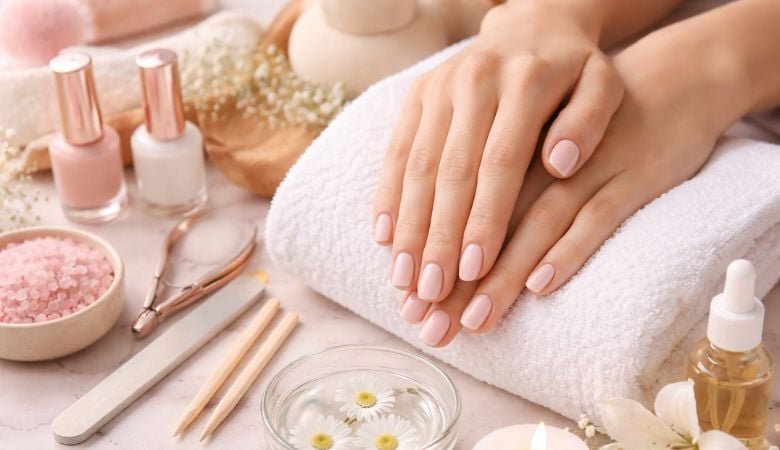 Manikyyri valinnaisella geelilakkauksella tai Spa-käsihoito | jopa -35 % | Helsinki, Ullanlinna