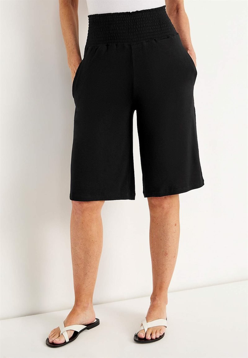 Polvipituiset shortsit taskuilla