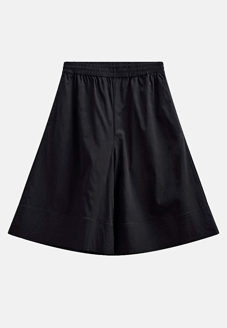 Pitkät, leveät shortsit