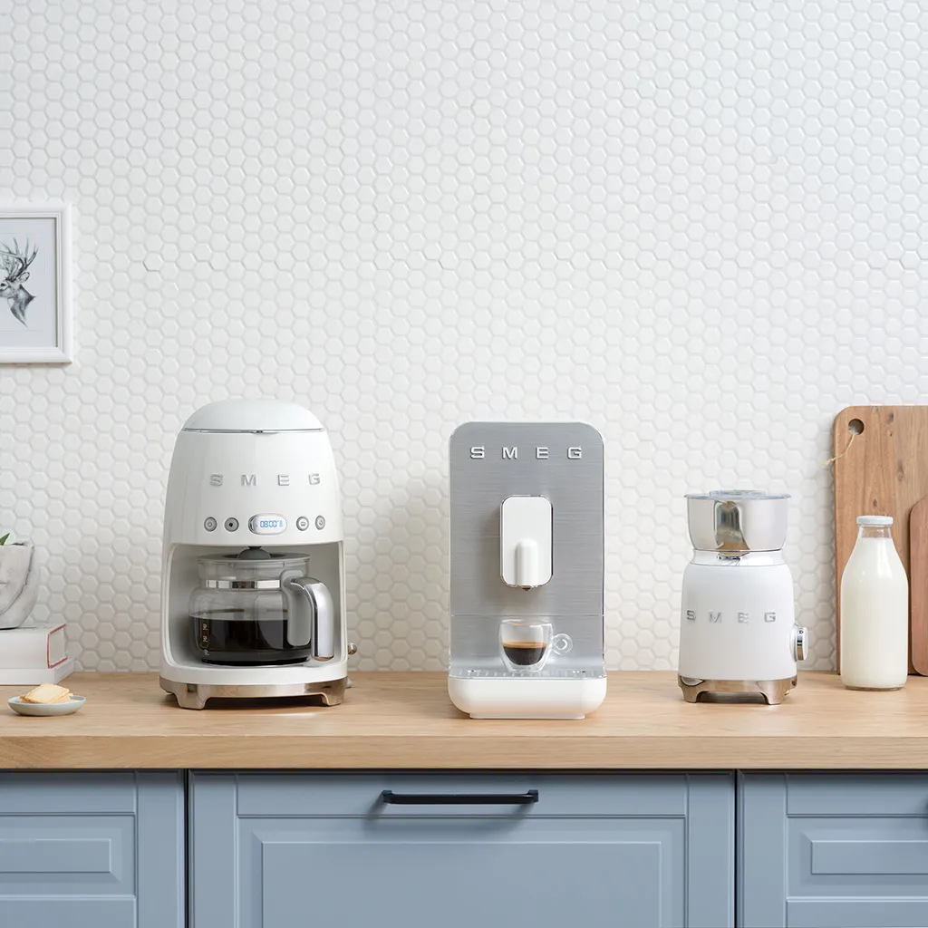 Smeg 50's Style DCF02WHEU 10 kupin -kahvinkeitin, valkoinen