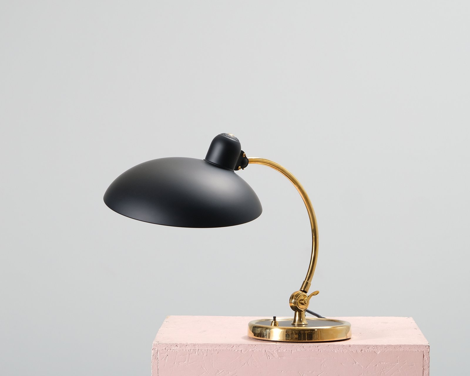 Fritz Hansen Kaiser Idell 6631-T Luxus pöytävalaisin messinki / musta