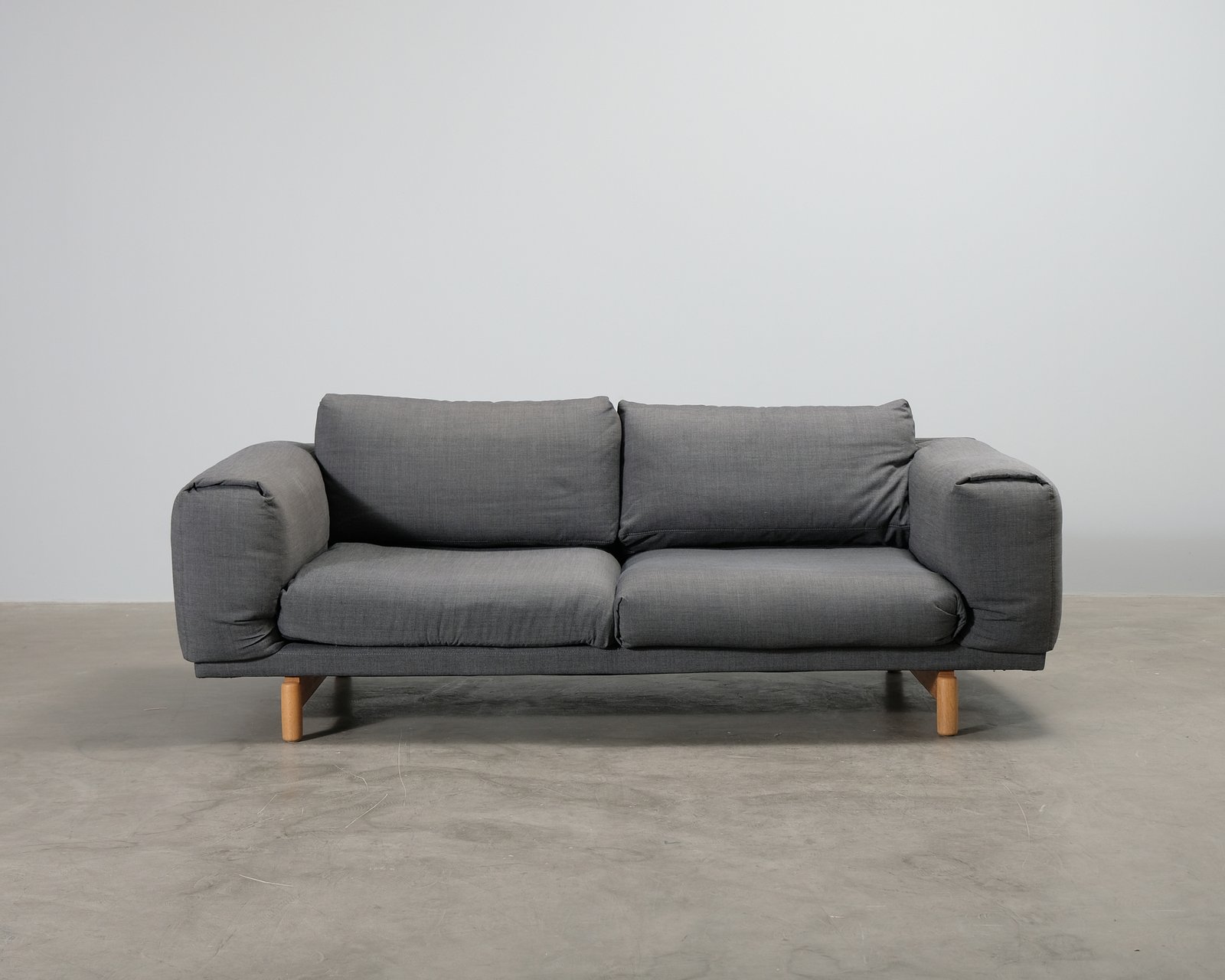 Muuto Rest 2-istuttava sohva harmaa