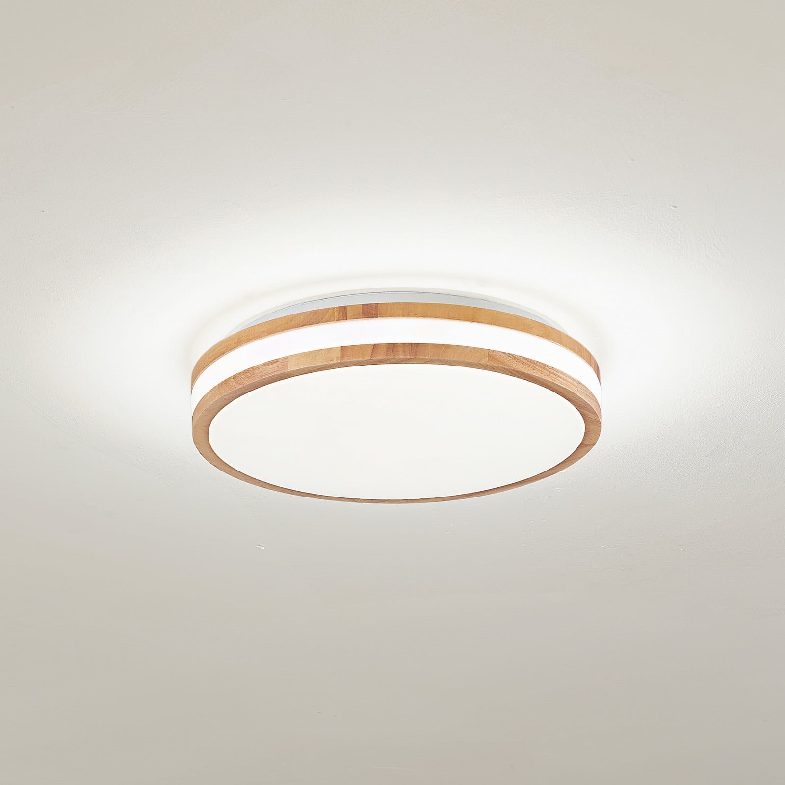 Lindby Emiva LED-kattovalaisin, halkaisija 39,5 cm, CCT, puu