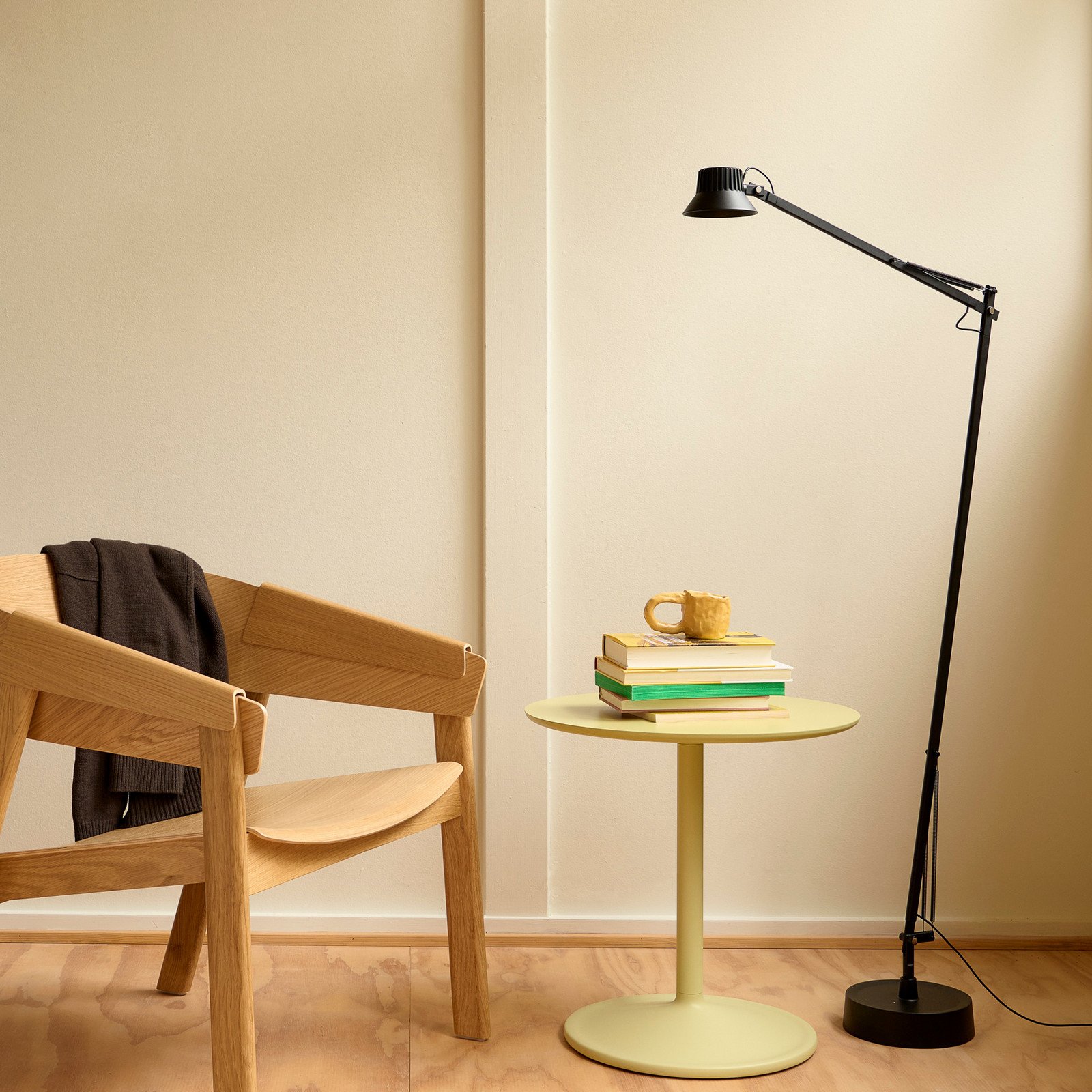 Dedicate LED-lattiavalaisin musta himmennettävä alumiini – Muuto