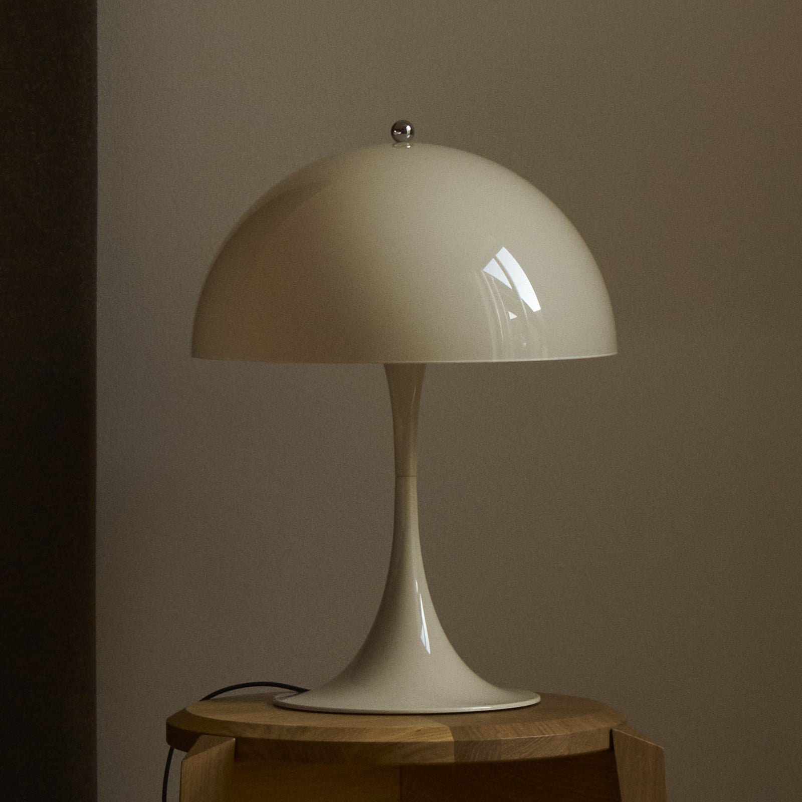 Panthella 320 pöytälamppu beige Ø 32 cm E14