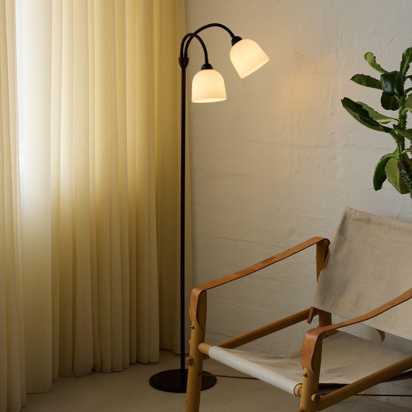 GLOW-lattiavalaisin musta korkeus 130 cm 2-lamppuinen – Halo Design