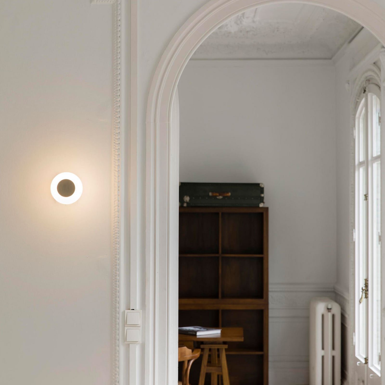 Moy LED-seinävalaisin kulta/valkoinen lasikupu FARO BARCELONA
