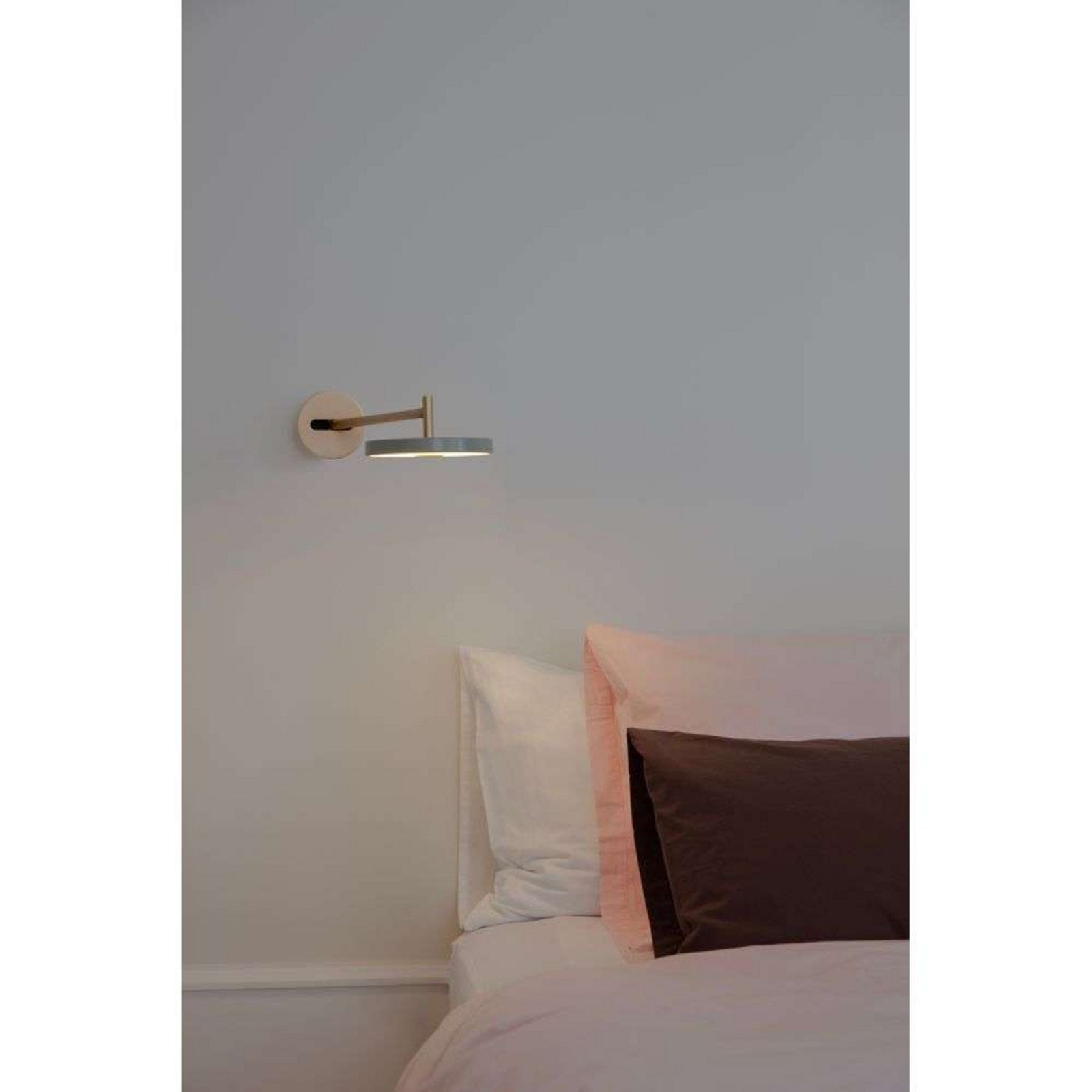 Asteria Long LED-seinävalaisin oliivi/messinki kiinteä asennus