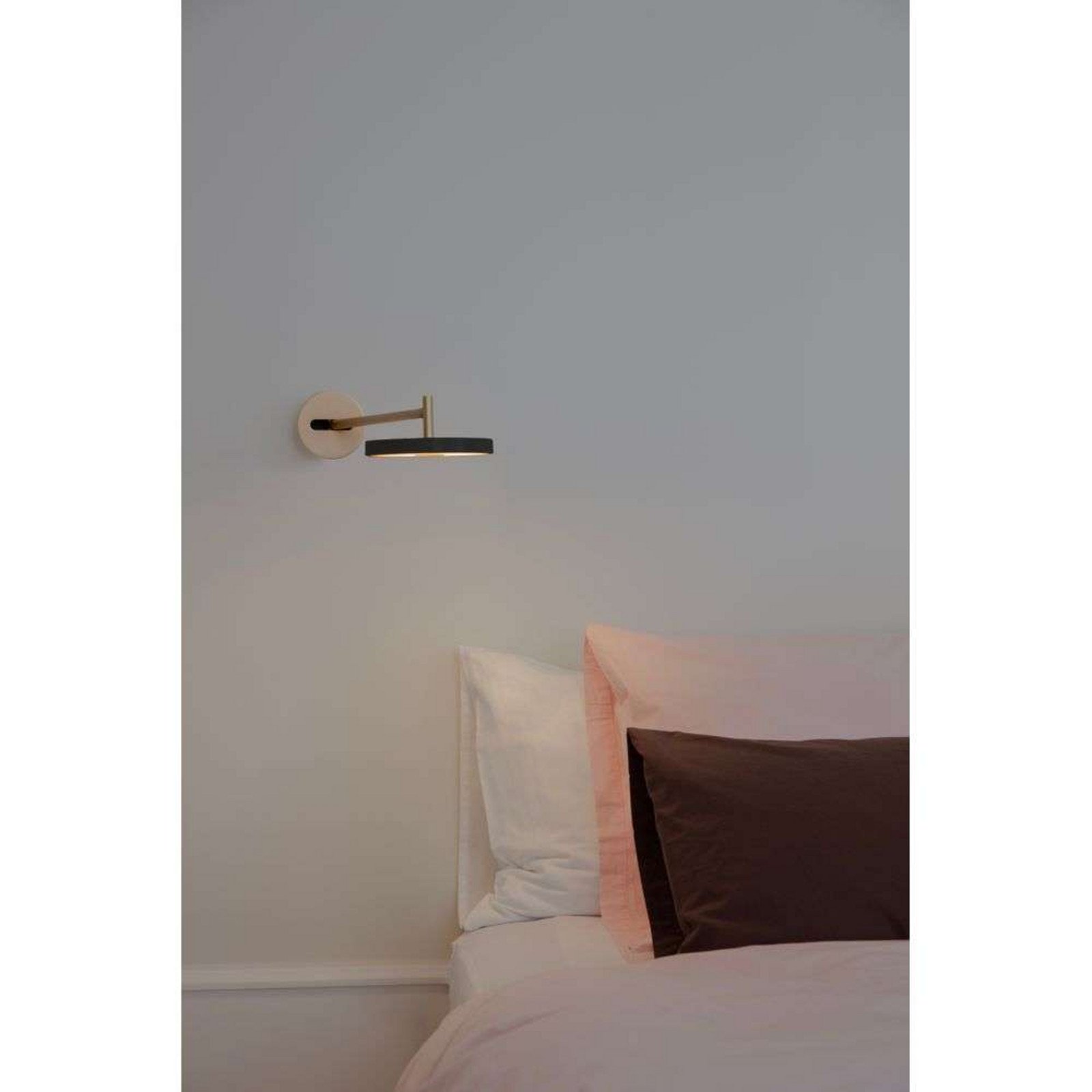 Asteria Long LED-seinävalaisin musta/messinki kiinteä asennus
