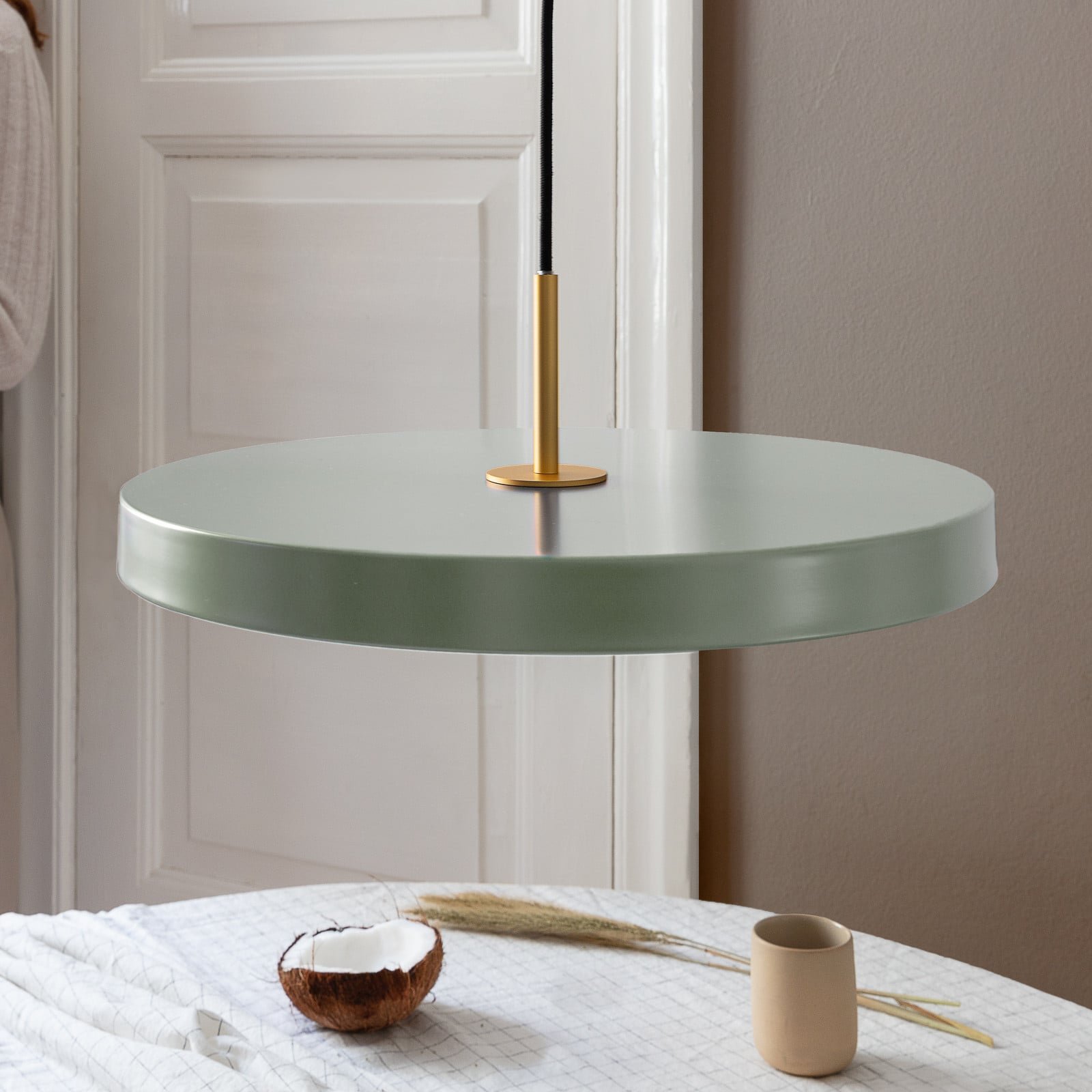 Asteria Medium LED-riippuvalaisin vaaleanvihreä/messinki 43 cm