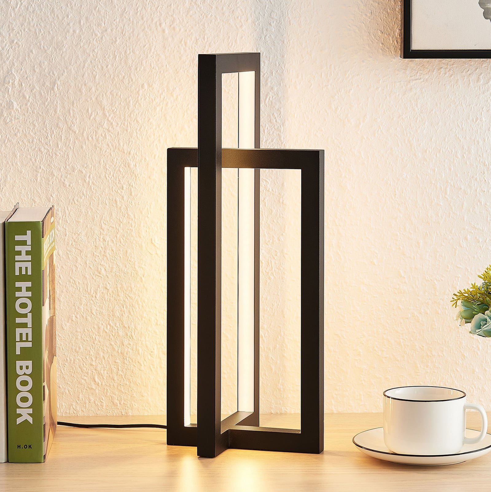 Hylda LED Pöytävalaisin Black