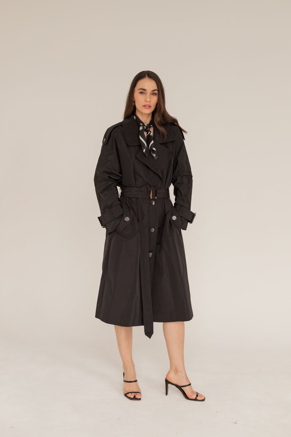 Enteliér Oversized Trenssi Musta