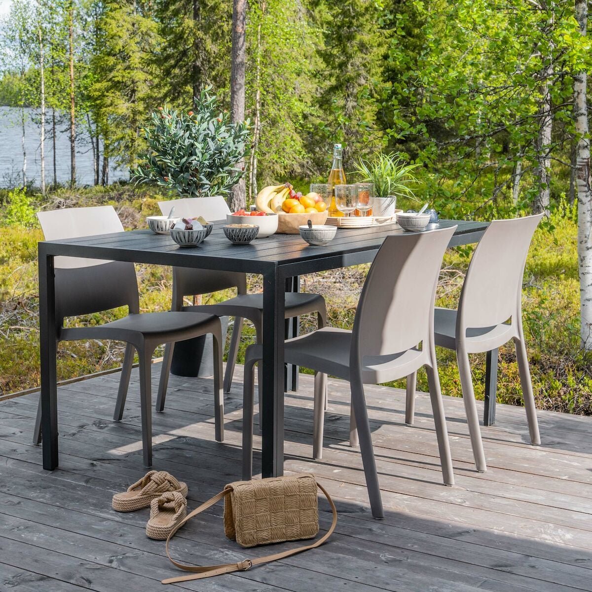 Saarni-Iiris 4-hengen ruokailuryhmä musta/taupe