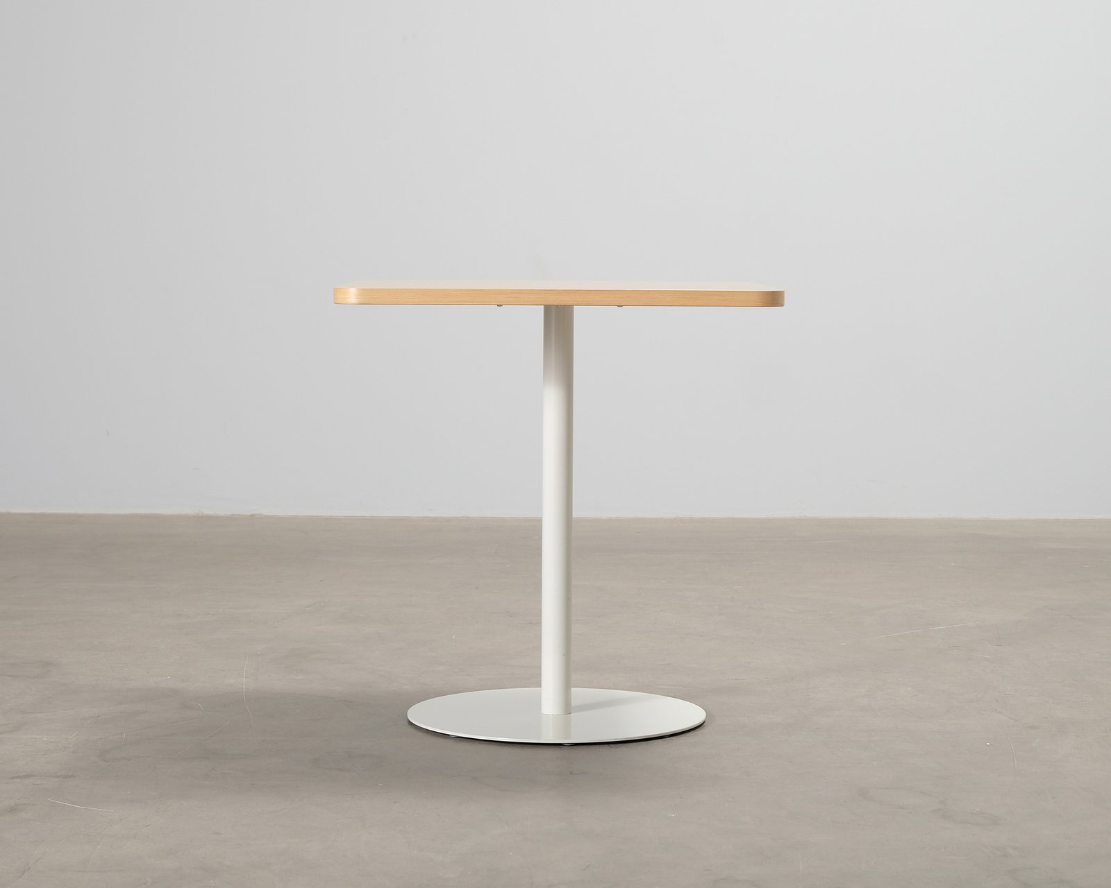 Pöytä 70 x 70 cm